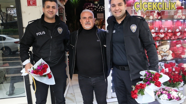 Kavga diye geldiler, çiçeklerle karşılandılar