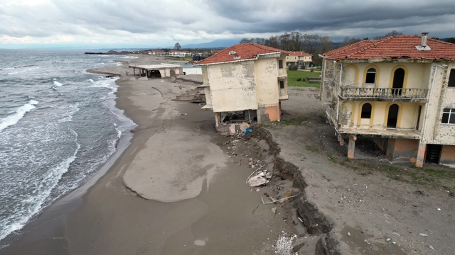 Deniz 100 metre içeri girdi, villalar çöktü
Sahilde erozyona uğrayan yapılar için bakanlık çalışma başlattı