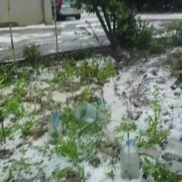 Dolu yağışı beyaza bürüdü