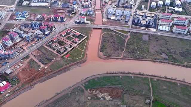 Fadlum Çayı Kızılırmak'a rengini verdi
Sivas'ta ilginç doğa olayı her yıl olduğu gibi bu yıl da yinelendi, karların erimesiyle coşan Fadlum Çayı Kızılırmak'a rengini verdi
