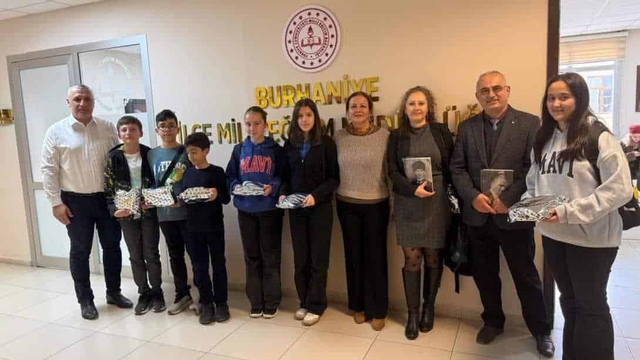 Burhaniye'de başarılı öğrenciler ödüllendirildi