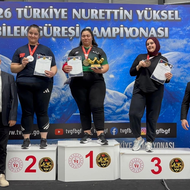 Muşlu Funda Maral, bilek güreşinde Türkiye üçüncüsü oldu