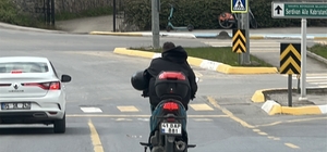 Hayat kurtaracak kaskı kolunda taşıdı