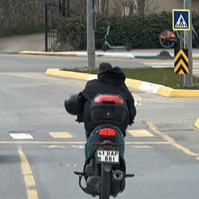 Hayat kurtaracak kaskı kolunda taşıdı