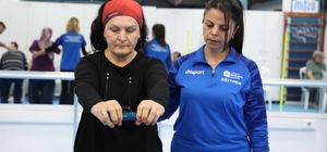 Büyükşehir Belediyesi'nden Parkinson hastalarına özel eğitim Parkinson hastalarına günlük hayatı kolaylaştıracak egzersizler anlatıldı