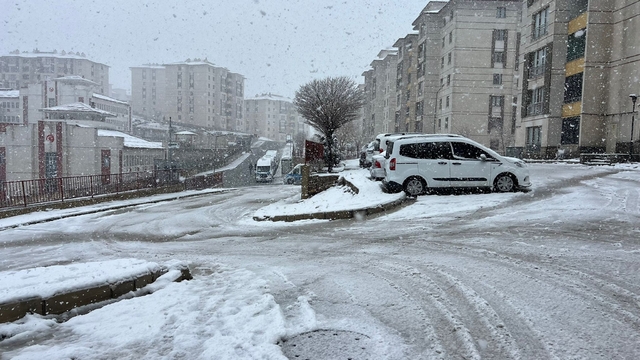 Yüksekova, kar yağışıyla beyaza büründü