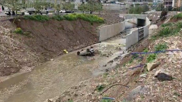 Park halindeki otomobilin hareket edip dereye düştüğü anlar kamerada