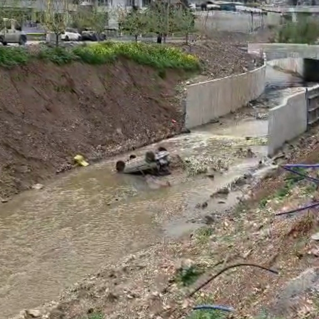 Park halindeki otomobilin hareket edip dereye düştüğü anlar kamerada