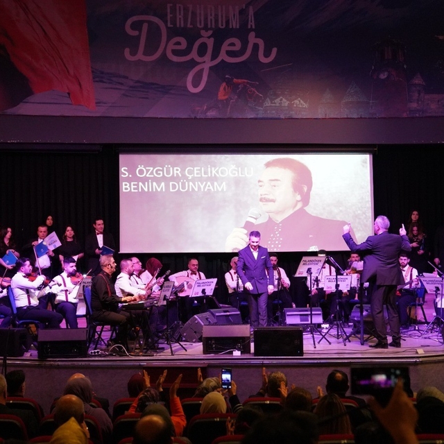 Palandöken'de "Kaset şarkıları" konseri yoğun ilgi gördü