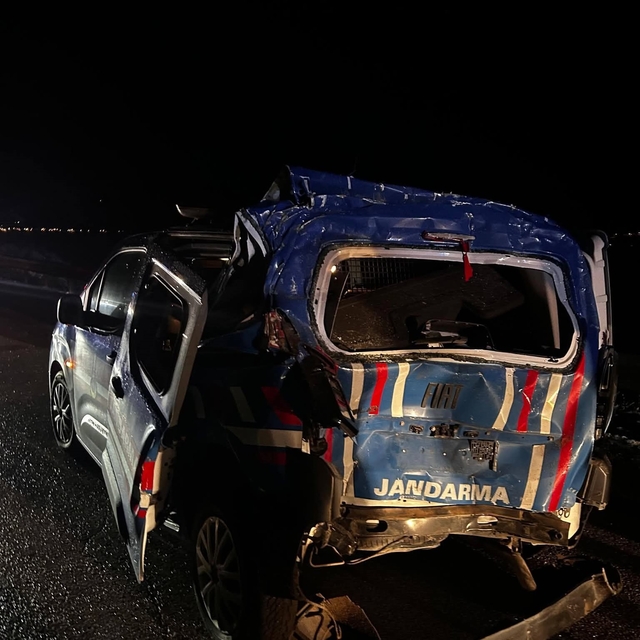 Aşkale'de zincirleme kaza: 4 jandarma personeli yaralandı