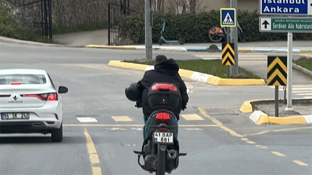 Hayat kurtaracak kaskı kolunda taşıdı