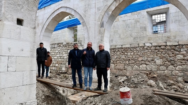 833 yıllık tarihi caminin restorasyonu titizlikle devam ediyor
Eğri minaresiyle dikkat çeken Sivas Ulu Cami'de restorasyan çalışmaları titizlikle sürdürülüyor