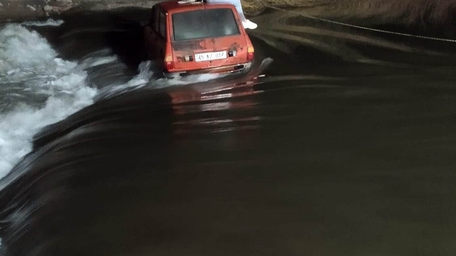 Manisa'da nefes kesen kurtarma operasyonu
Akıntıya kapılan otomobildeki iki kişi iş makinesiyle kurtarıldı