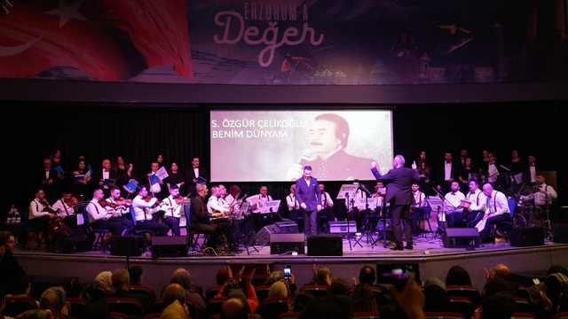 Palandöken'de "Kaset şarkıları" konseri yoğun ilgi gördü