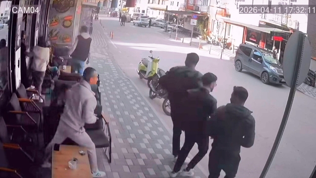 Simav'da 4.8 büyüklüğünde deprem anı kamerada