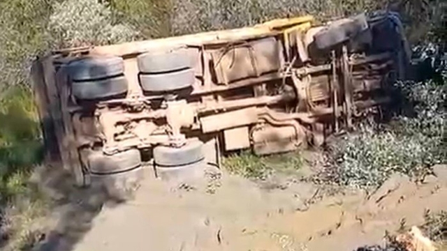 Alanya'da kamyon şarampole devrildi sürücü hayatını kaybetti