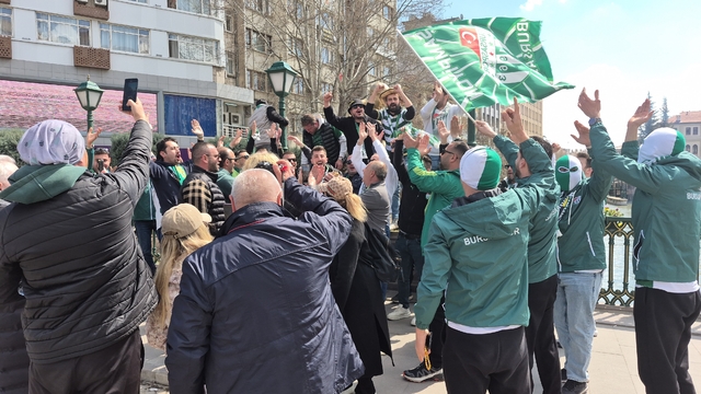 Maç için gelen Bursaspor taraftarı, Eskişehir'i hareketlendirdi
Heyecanla maç saatini bekleyen taraftar, tezahüratlar yaparak sokaklarda dolaştı