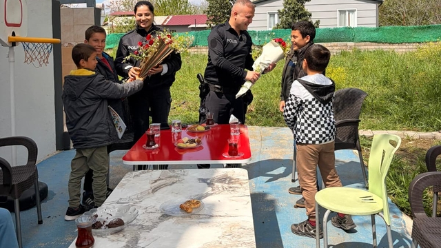 Osmaniye'de özel öğrencilerden polislere çiçekli sürpriz