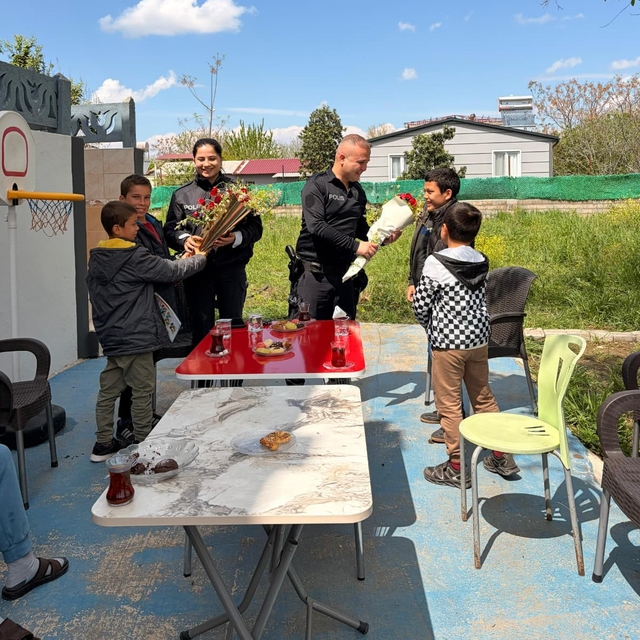 Osmaniye'de özel öğrencilerden polislere çiçekli sürpriz