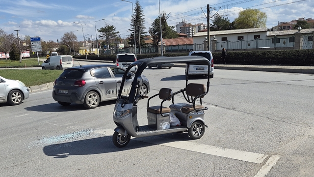 Ters yöne girmeye çalışan üç tekerlekli elektrikli araç kaza yaptı