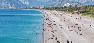 Konyaaltı Sahili'nde yoğunluk