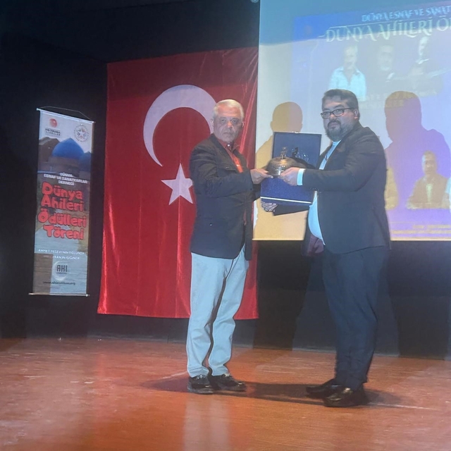 Kasap Halil Usta'nın sahipleri Bakışgan kardeşlere dünya ahilik ödülü