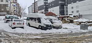 Bitlis'te kar yağışı nedeniyle 82 köy yolu ulaşıma kapandı
