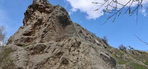 Sivas'ta Yukarı Tekke kayalıklarına tel örgülü önlem