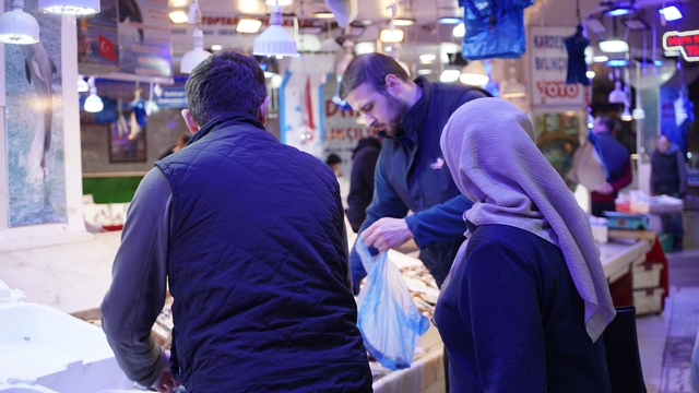 Sakarya'da sezonun son balıkları vatandaşla buluşuyor
Büyük tekneler paydos ediyor, tezgahlar küçük teknelere kalıyor