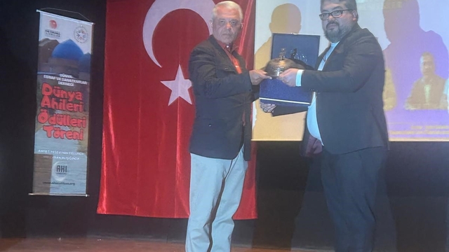 Kasap Halil Usta'nın sahipleri Bakışgan kardeşlere dünya ahilik ödülü