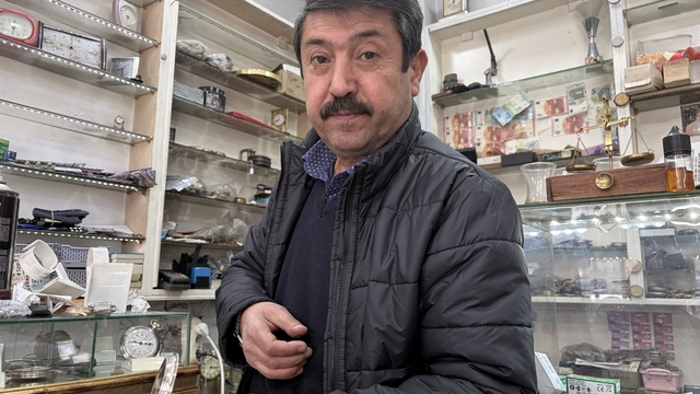 44 yıldır tarihi saatlere ince ayar veriyor