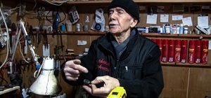 Bolulu altın ustası, 69 yıldır 20 metrekarede altına hayat veriyor Mesleğin son temsilcilerinden 77'lik usta: "Yeni nesil işten önce parayı soruyor" Tarihi handa, altınları eski ihtişamına kavuşturuyor
