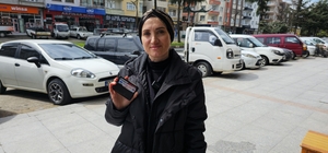 Yerde değil yüksekte arayınca cüzdanını buldu