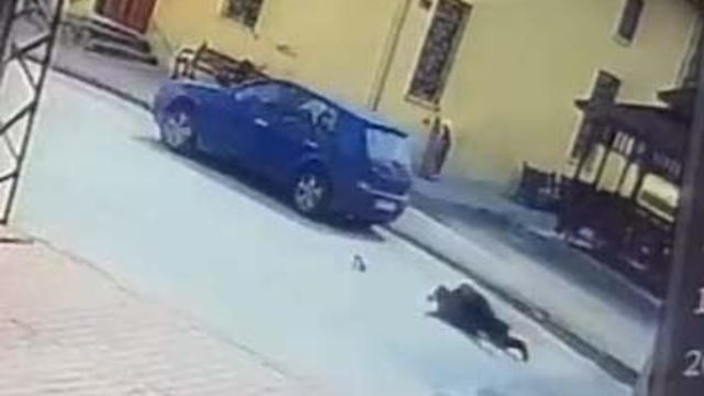 Camiye giderken otomobilin çarptığı yaya yaralandı; kaza kamerada