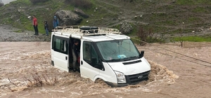 Kalp krizi geçiren kadın, selin kapattığı yolda mahsur kaldığı araçta öldü
