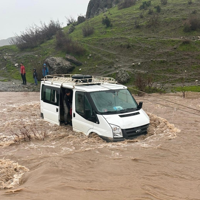 Kalp krizi geçiren kadın, selin kapattığı yolda mahsur kaldığı araçta öldü