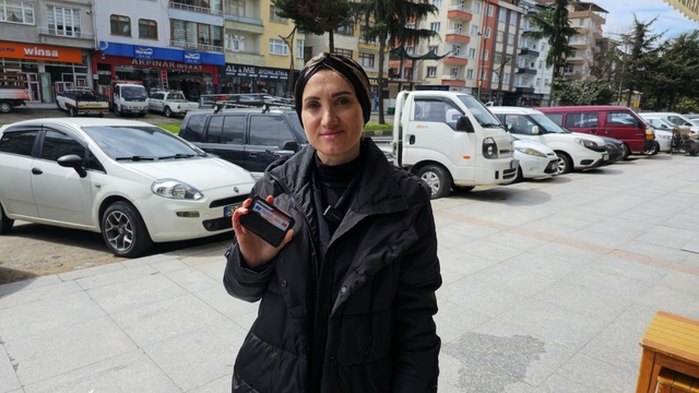 Yerde değil yüksekte arayınca cüzdanını buldu