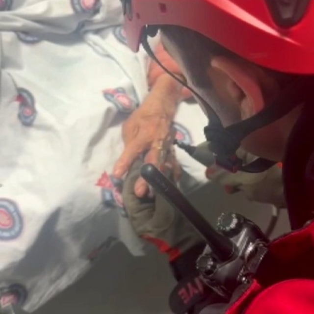 Hastanın parmağına sıkışan yüzüğü itfaiye ekipleri çıkardı