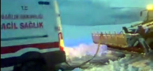 Hasta almaya giderken kara saplanan ambulansı, karla mücadele ekipleri kurtardı