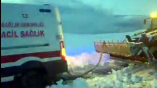 Hasta almaya giderken kara saplanan ambulansı, karla mücadele ekipleri kurtardı