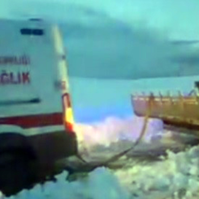Hasta almaya giderken kara saplanan ambulansı, karla mücadele ekipleri kurt...
