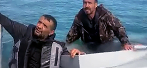 Su alan teknedeki 3 kişiyi, balıkçılar kurtardı