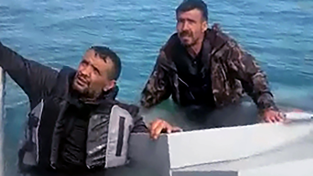 Su alan teknedeki 3 kişiyi, balıkçılar kurtardı