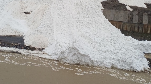 Hakkâri'de çığ: Zap Suyu'nun önünü kesti