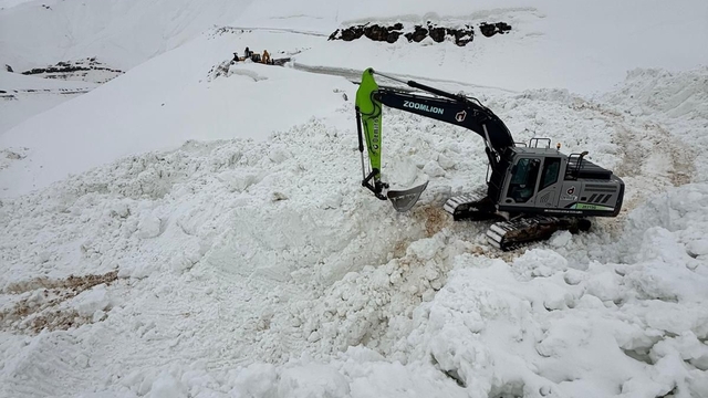 Şırnak'ta çığ düşen yolu açmak için ekipler seferber oluyor