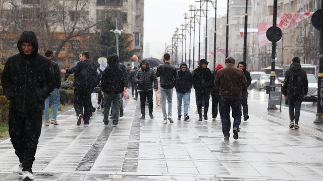 Sivas'ta kış geri döndü
Sivas'ta bahar beklenirken, beklenmedik karla birlikte kış geri geldi