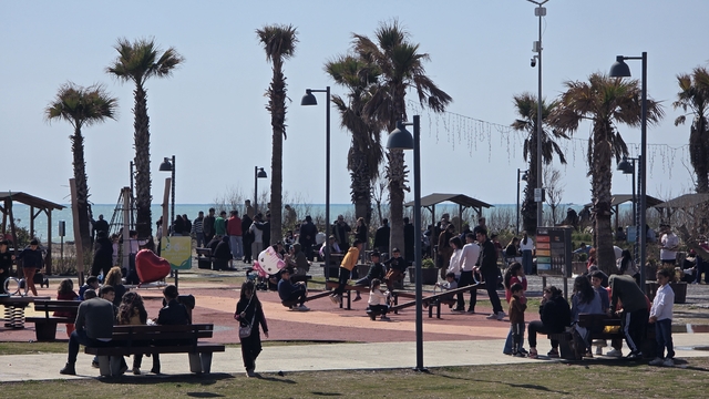 Hatay'da güneş yüzünü gösterdi, sahiller doldu