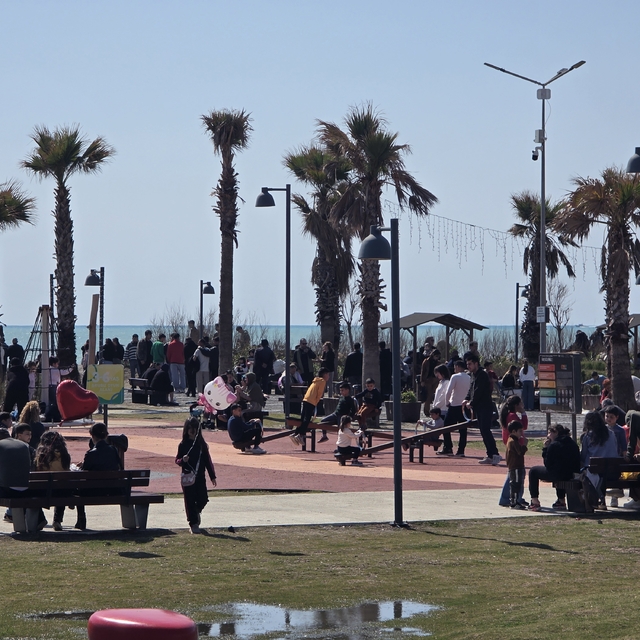 Hatay'da güneş yüzünü gösterdi, sahiller doldu
