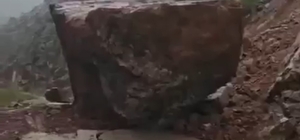 Şemdinli’de dev kaya parçası yolu ulaşıma kapattı