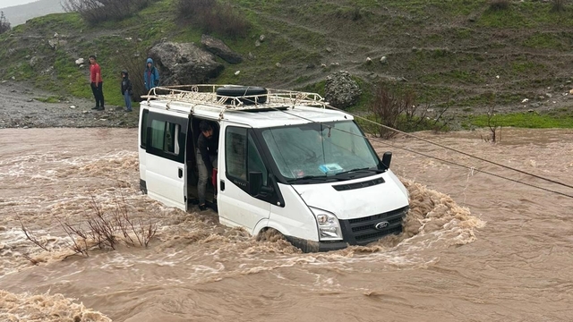 Siirt'te taşan derede mahsur kalan minibüsteki hasta kadın hayatını kaybetti
